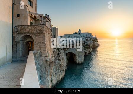 Lever de soleil sur la vieille ville de Vieste sur le promontoire de la mer, province de Foggia, Parc national de Gargano, Pouilles, Italie Banque D'Images