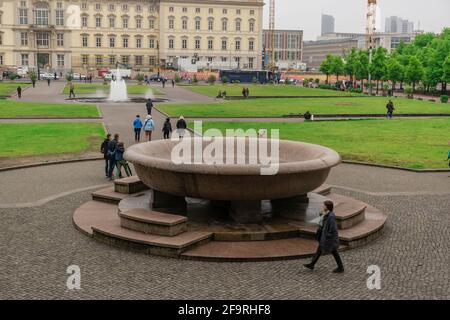 13 mai 2019 Berlin, Allemagne - le bol en granit (également connu sous le nom de merveille biedermeier du monde) dans le jardin de Lustgarden sur l'île du Musée de Berlin Banque D'Images