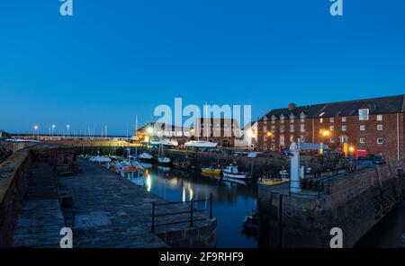 Vue sur le port de Berwick nord la nuit avec ciel clair le soir, East Lothian, Écosse, Royaume-Uni Banque D'Images