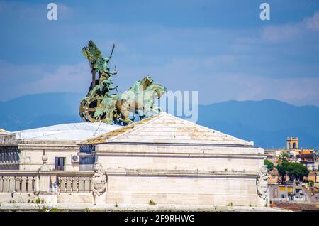 Statue de bronze de la victoire ailée sur le sommet du monument du roi Vittorio Emanuele II, également connu sous le nom de Vittoriano, Rome, Italie Banque D'Images