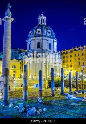 Partie du Forum de Trajan (Foro Di Traiano) la nuit montrant certaines des ruines, la colonne de Trajan, l'église Santissimo Nome di Maria al Foro Traiano et Banque D'Images