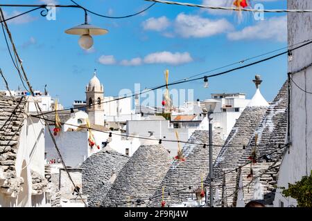 Décorations suspendues aux maisons traditionnelles blanchies à la chaux Trulli, Alberobello, province de Bari, Apulia, Italie Banque D'Images