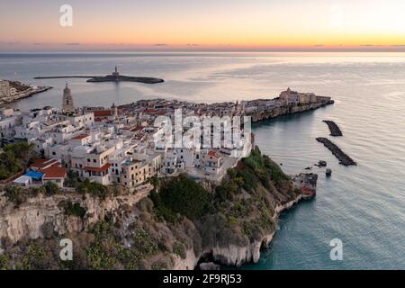 Vue aérienne de la vieille ville de Vieste au lever du soleil, province de Foggia, Parc national de Gargano, Pouilles, Italie Banque D'Images