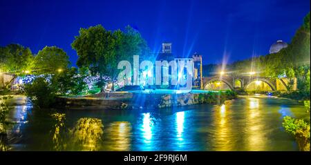 vue de nuit sur isola tiberina dans la capitale italienne rome. Banque D'Images