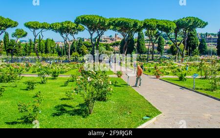 vue sur le jardin de la capitale roseto di roma à rome. ce jardin donne sur la ville depuis la colline de l'aventino. Banque D'Images