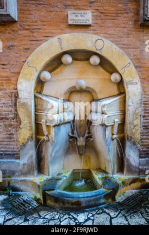 Fontaine en forme de livres dans le centre-ville de rome. Banque D'Images