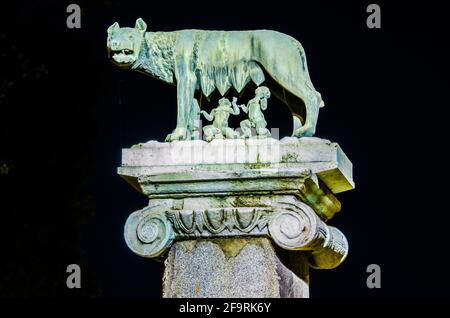 détail nocturne du symbole de rome: elle-loup allaitant romulus et remus Banque D'Images