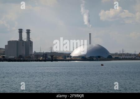 Southampton, Angleterre, Royaume-Uni. 2021. MRF Marchwood surplombe Southampton Water est un digesteur de déchets municipaux qui produit de l'électricité à partir du Hampshire. Banque D'Images