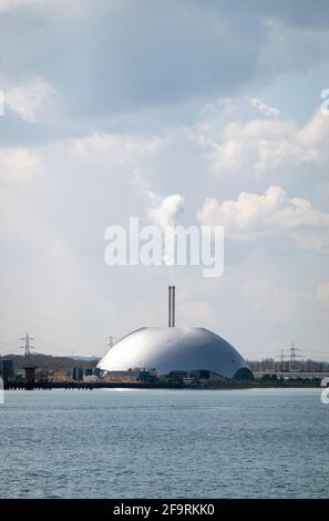 Southampton, Angleterre, Royaume-Uni. 2021. MRF Marchwood surplombe Southampton Water est un digesteur de déchets municipaux qui produit de l'électricité à partir du Hampshire. Banque D'Images