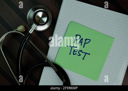 PAP Test écrire sur les notes adhésives isolées sur la table en bois. Banque D'Images