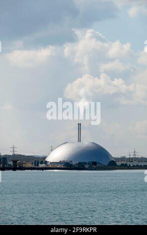 Southampton, Angleterre, Royaume-Uni. 2021. MRF Marchwood surplombe Southampton Water est un digesteur de déchets municipaux qui produit de l'électricité à partir du Hampshire. Banque D'Images