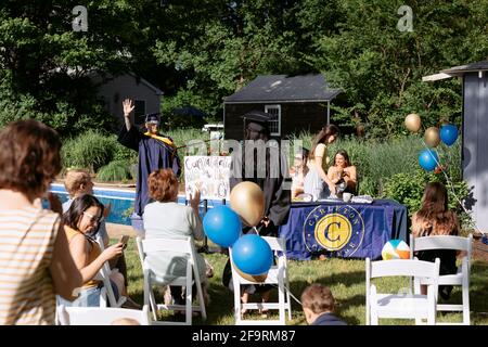 Une jeune femme reçoit un diplôme de la main à la fin de ses études Banque D'Images