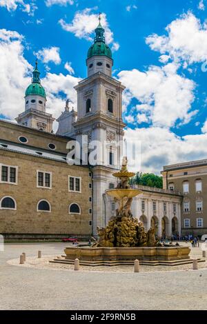 Belle vue sur la Residenzplatz avec la cathédrale et la fontaine Residenzbrunnen dans la partie historique de la ville autrichienne de Salzbourg. Banque D'Images