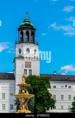 Vue sur le bâtiment blanc du musée de Salzbourg situé dans le bâtiment neue Residenz et la fontaine de la résidence sur la place residenzbrunnen. Banque D'Images