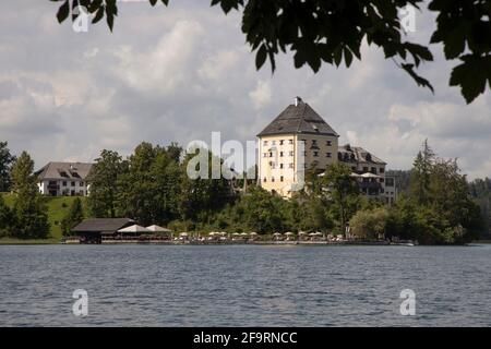 Vue sur le lac de Fuschl vers l'hôtel Schloss Fuschl à Fuschl,Salzbourg,Salzkammergut,Autriche,Europe. Banque D'Images