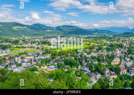 Vue aérienne d'une banlieue de la ville autrichienne de Salzbourg où les maisons familiales sont entourées de forêts, de prairies et de collines. Banque D'Images