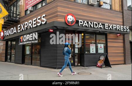 New York, États-Unis. 18 avril 2021. Panda Express dans le centre-ville de Brooklyn à New York le dimanche 18 avril 2021. En raison du développement accru dans la région, notamment des immeubles d'appartements de luxe, des chaînes de magasins et des détaillants haut de gamme sont en train d'intervenir. (Âphoto de Richard B. Levine) crédit: SIPA USA/Alay Live News Banque D'Images