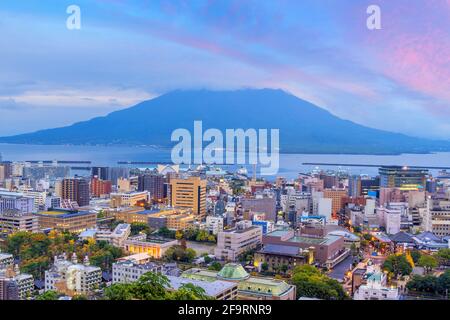 Ville de Kagoshima ville horizon paysage urbain avec Sakurajima Volca