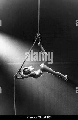 Femme sur une corde en train de jouer pendant un cirque dans le sud de la Floride. Vers 1965. Banque D'Images