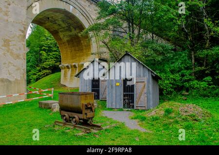 détail d'un chalet en bois utilisé par les ouvriers bâtiment a viaduc du chemin de fer semmeringbahn classé au patrimoine mondial de l'unesco en autriche Banque D'Images