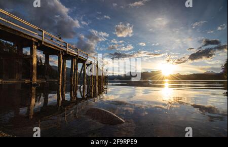 Magnifique coucher de soleil sur la plage du port de Villa la Angostura, rive du lac Nahuel Huapi. Banque D'Images