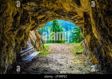 détail d'un tunnel de maintenance de la semmeringbahn reliant la falaise de la montagne avec le chemin de fer principal. Banque D'Images