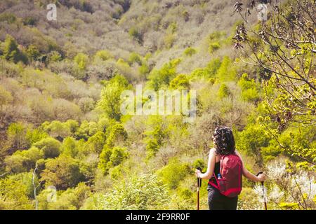 Brunette-cheveux femme avec sac à dos dans la montagne Banque D'Images