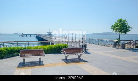 vue sur une promenade en bord de mer dans la ville bulgare de burgas Banque D'Images