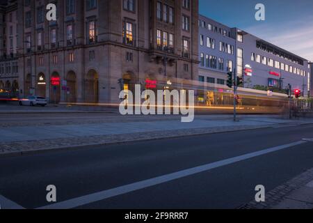 17 mai 2019 Dresde, Allemagne - transport en commun à Dresde. Tram quittant la gare, feux de signalisation, rue, rails. Lumière la nuit Banque D'Images