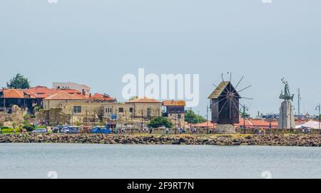 vue panoramique sur la ville de nessebar, classée au patrimoine mondial de l'unesco, en bulgarie, qui divise la mer noire de la station balnéaire ensoleillée. Banque D'Images