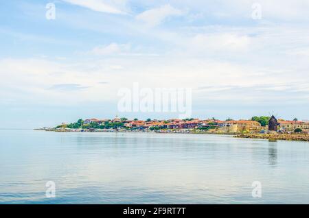 vue panoramique sur la ville de nessebar, classée au patrimoine mondial de l'unesco, en bulgarie, qui divise la mer noire de la station balnéaire ensoleillée. Banque D'Images