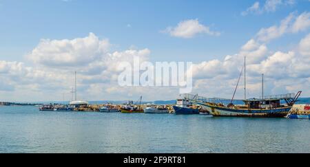 Petits bateaux de pêche amarrés dans la ville de Nessebar, Bulgarie. Banque D'Images