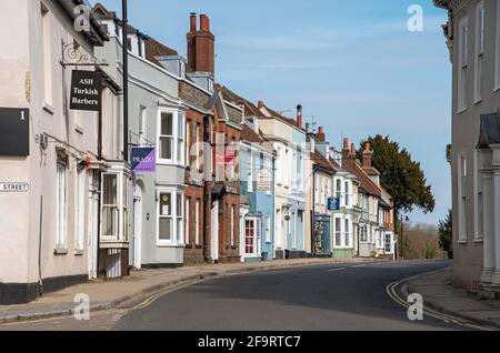 Alresford, Hampshire, Angleterre, Royaume-Uni. 2021. Alresford, East Street dans cette ville de Georie de maisons et d'entreprises délavées en couleur près de Winchester Banque D'Images
