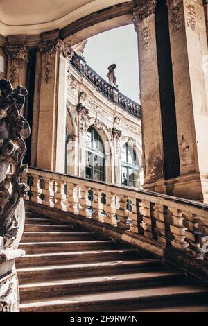 17 mai 2019 Dresde, Allemagne - Palais Zwinger, escaliers et statues de cupidés au bain Nymphird (Nymphenbad). Banque D'Images