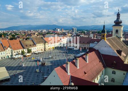 vue aérienne de la grande place - piata mare dans la ville roumaine sibiu depuis le sommet de la tour du conseil. Banque D'Images