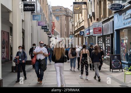 Cambridge, Cambridgeshire, Royaume-Uni. 18 avril 2021. Les gens ont vu marcher le long de la grande rue dans le centre-ville de Cambridge. Crédit : Edward Crawford/SOPA Images/ZUMA Wire/Alay Live News Banque D'Images