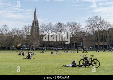 Cambridge, Royaume-Uni. 18 avril 2021. Les gens ont vu se détendre sur Parkers Piece dans le centre-ville de Cambridge. (Photo par Edward Crawford/SOPA Images/Sipa USA) crédit: SIPA USA/Alay Live News Banque D'Images