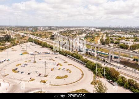 Stationnement et promenade dans le parc de stationnement North Miami Golden Glades Banque D'Images