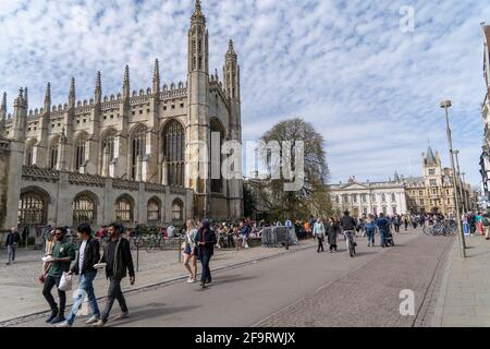 Cambridge, Royaume-Uni. 18 avril 2021. Les gens ont vu profiter du temps devant Kings College à Cambridge. (Photo par Edward Crawford/SOPA Images/Sipa USA) crédit: SIPA USA/Alay Live News Banque D'Images