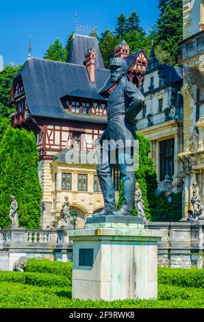 vue sur une magnifique statue située en face de l' célèbre château de peles dans la ville roumaine de sinaia Banque D'Images