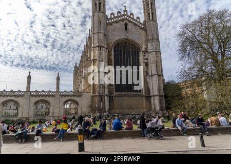 Cambridge, Cambridgeshire, Royaume-Uni. 18 avril 2021. Les gens ont vu se détendre sur le mur de Kings College à Cambridge. Crédit : Edward Crawford/SOPA Images/ZUMA Wire/Alay Live News Banque D'Images