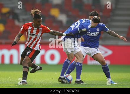 Brentford, Londres, Angleterre, le 20 avril 2021. Ciaron Brown de Cardiff City intercepte Ivan Toney de Brentford lors du match de championnat Sky Bet au stade communautaire de Brentford, Londres. Le crédit photo devrait se lire: David Klein / Sportimage crédit: Sportimage / Alay Live News Banque D'Images