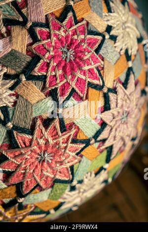 Boules Temari, une balle d'artisanat de style japonais traditionnel. La culture japonaise. Gros plan cadeau de Noël. Banque D'Images