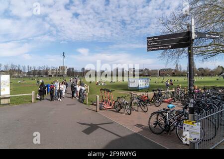 Cambridge, Cambridgeshire, Royaume-Uni. 18 avril 2021. Les gens marchent de l'autre côté du Parkers Piece dans le centre-ville de Cambridge. Crédit : Edward Crawford/SOPA Images/ZUMA Wire/Alay Live News Banque D'Images