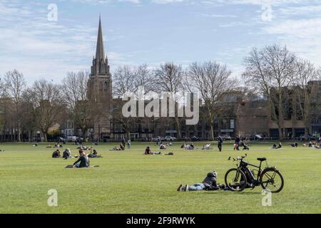 Cambridge, Cambridgeshire, Royaume-Uni. 18 avril 2021. Les gens ont vu se détendre sur Parkers Piece dans le centre-ville de Cambridge. Crédit : Edward Crawford/SOPA Images/ZUMA Wire/Alay Live News Banque D'Images