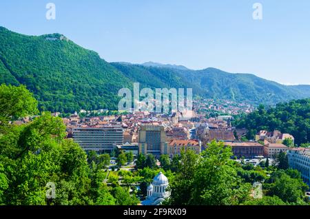 Vue aérienne de la vieille ville roumaine de brasov prise de la colline de la citadelle. Banque D'Images