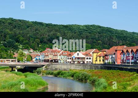 Rivière Tarnava Mare à Sighisoara, Roumanie Banque D'Images