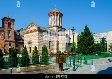 Faithfull les gens se rassemblent au service de l'église à l'église Saint Anton (l'église de l'ancienne Cour), considéré comme la plus ancienne église de Bucarest, Roumanie, a construit moi Banque D'Images