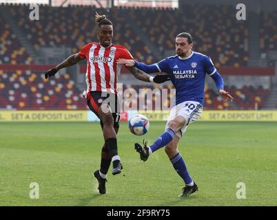 Brentford, Londres, Angleterre, le 20 avril 2021. Ivan Toney, de Brentford, défie Ciaron Brown de Cardiff City lors du match du championnat Sky Bet au stade communautaire de Brentford, Londres. Le crédit photo devrait se lire: David Klein / Sportimage crédit: Sportimage / Alay Live News Banque D'Images