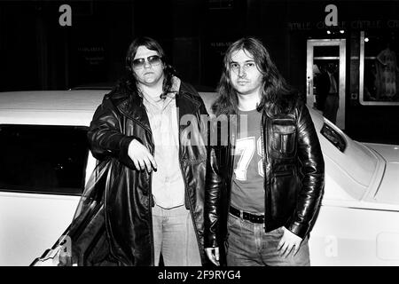 **PHOTO DE FICHIER** Jim Steinman est décédé à 73. Meatloaf & Jim Steinman arrivant pour une interview radio au WMMR pour promouvoir l'album Bat Out of Hell. Philadelphie, Pennsylvanie. Mars 1977. © mpi09/MediaPunch Banque D'Images